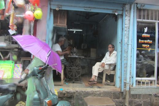 Central market in Chiplun, near the old port.