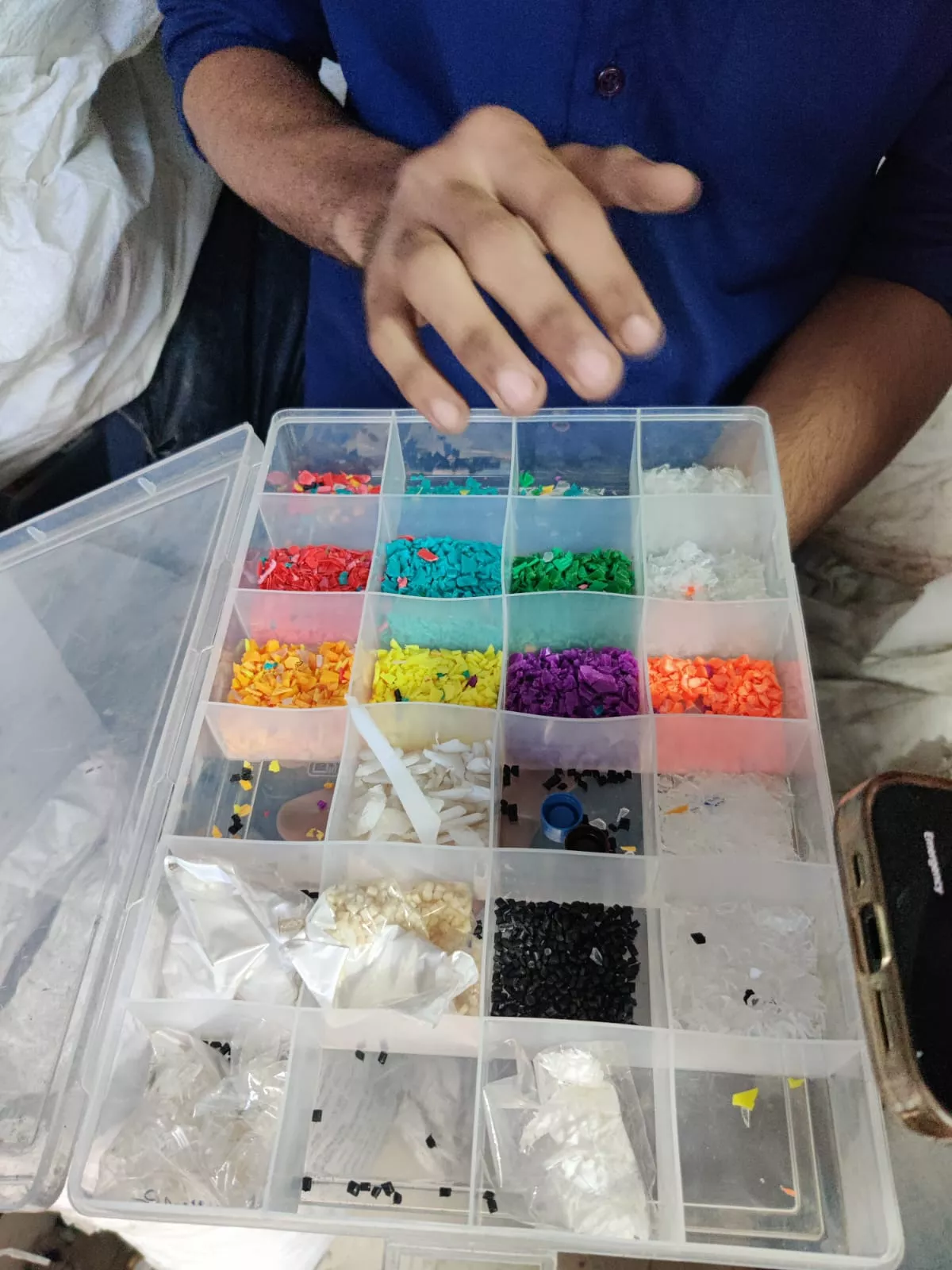 Coloured crushed plastics and uncoloured pellets
