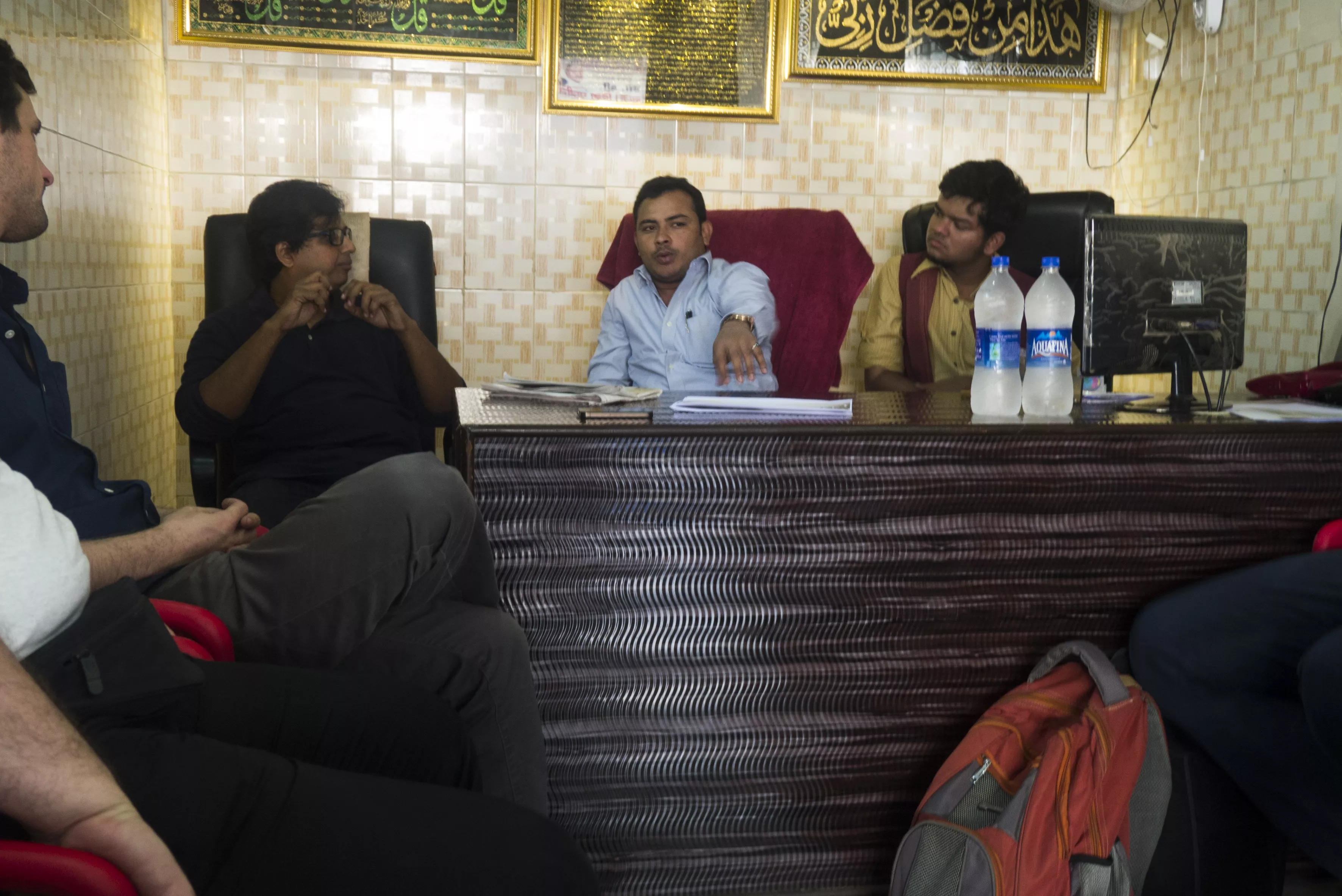 Centre: Irfan Khan community leader in Baiganwadi (Deonar-Govandi), explaining the mosque project to the workshop participants. Left and Right: Rahul Srivastava and Shardul Patil (URBZ/Urbanology).